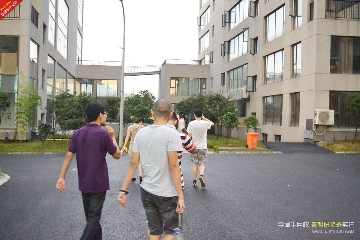 认识完毕大家走进教学楼.JPG