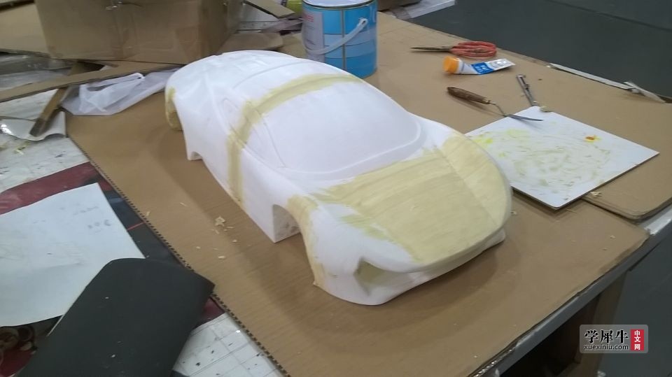 这个就是车的原貌了。中间的接缝就是分的前后车身，然后用原子灰补上